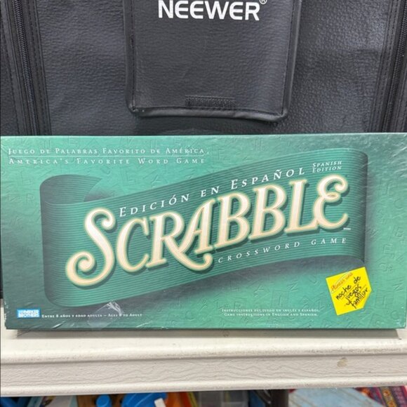 Hasbro Scrabble Edición en Español - Green and White - Picture 1 of 1